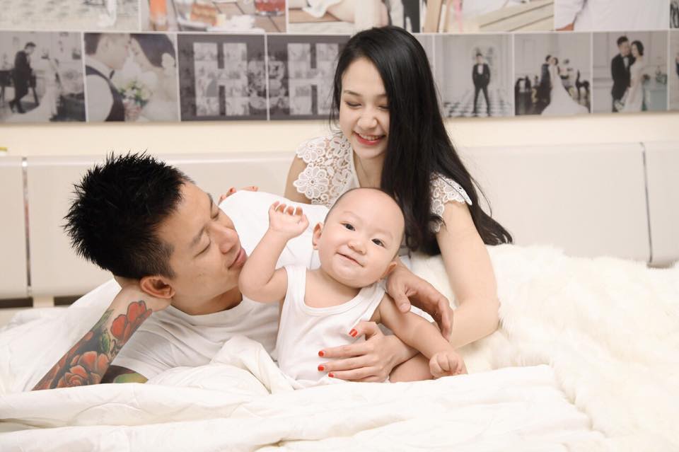Gia đình Tuấn Hưng hạnh phúc trong ngày sinh nhật con trai tròn 1 tuổi 'Sinh nhật vui vẻ nhé con trai.  Yêu con nhiều lắm'.