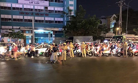 Va quẹt xe, hai cô gái đâm chết nam thanh niên