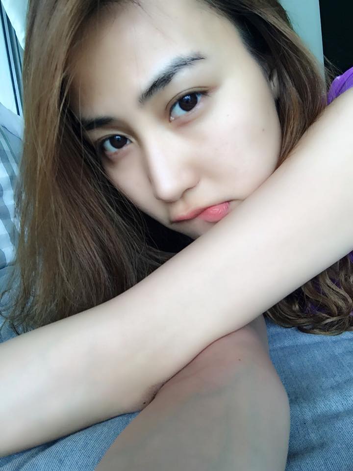 Ngân Khánh giận dữ 'Suy nghĩ hoài không ra, có khi nào đập luôn cái máy không?'.