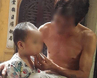 Ông cho cháu nhỏ hút thuốc lá gây sốc