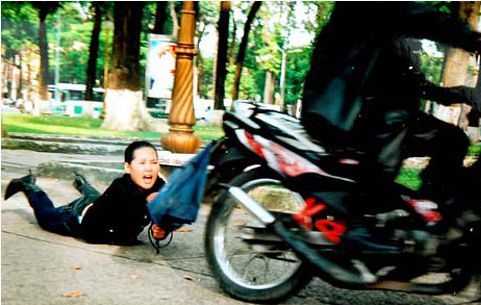 Hướng dẫn chị em cách ứng phó khi bị giật túi xách cực bổ ích