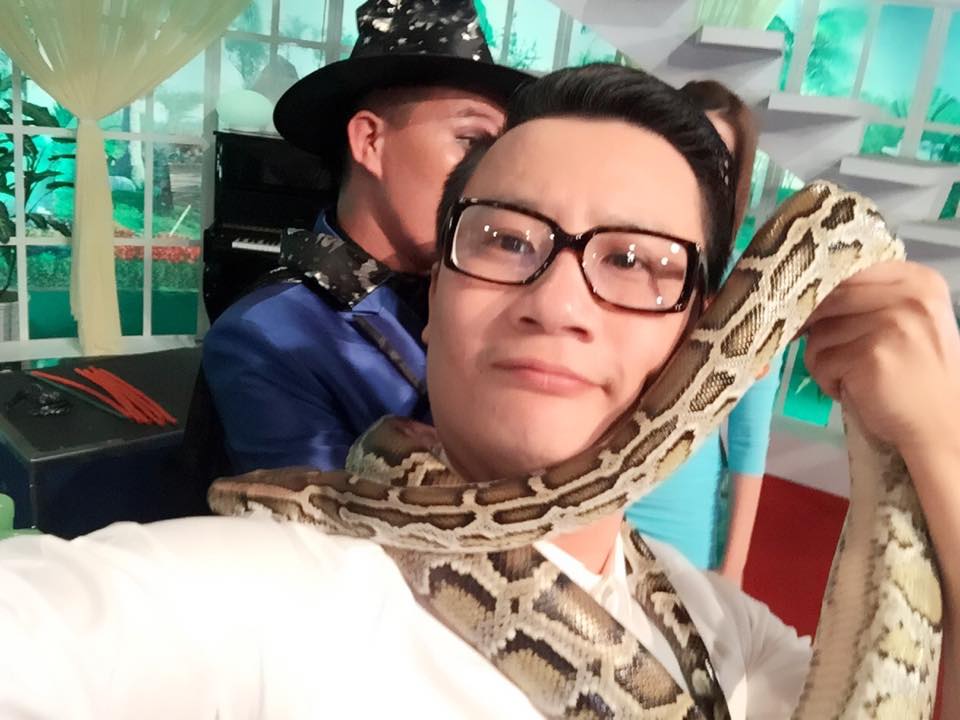 Ca sỹ Hoàng Bách “liều lĩnh” quấn trăn vào cổ với dòng chú thích hài hước “Hà Nội ơi, gió mùa về. Khăn quàng cỡ này đủ ấm chưa?”.