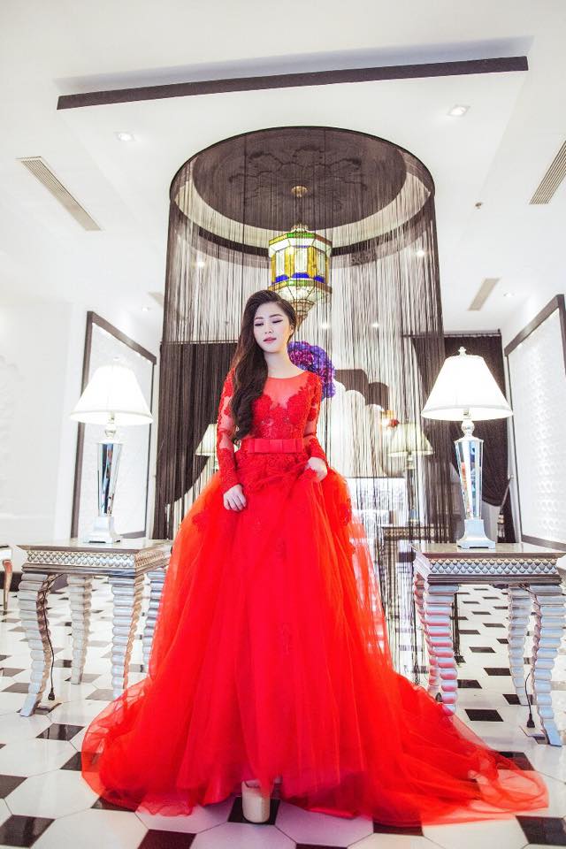 Hương Tràm hóa “Công chúa trong lâu đài. Mòn mỏi chờ hoàng tử”.