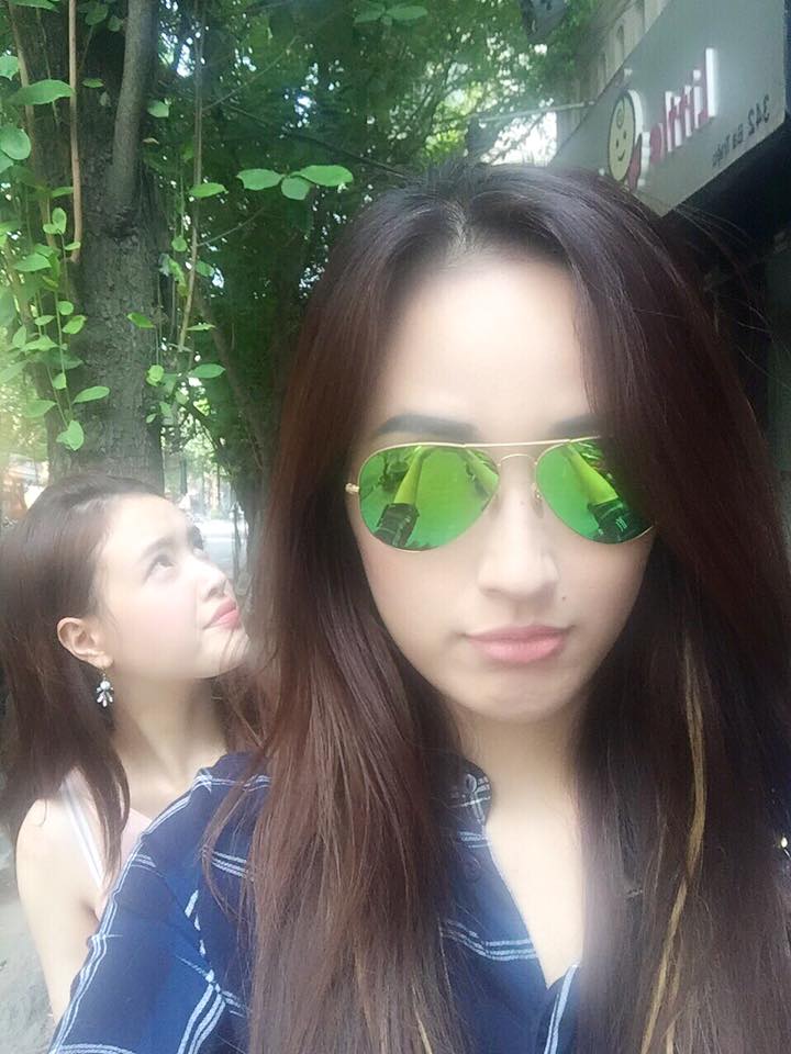 Mai Phương Thúy mếu máo khi... làm chị. Hoa hậu viết “Em gái than phiền vì chị gái bắt đi bộ dưới trời nắng, làm chị khó lắm huhu”.