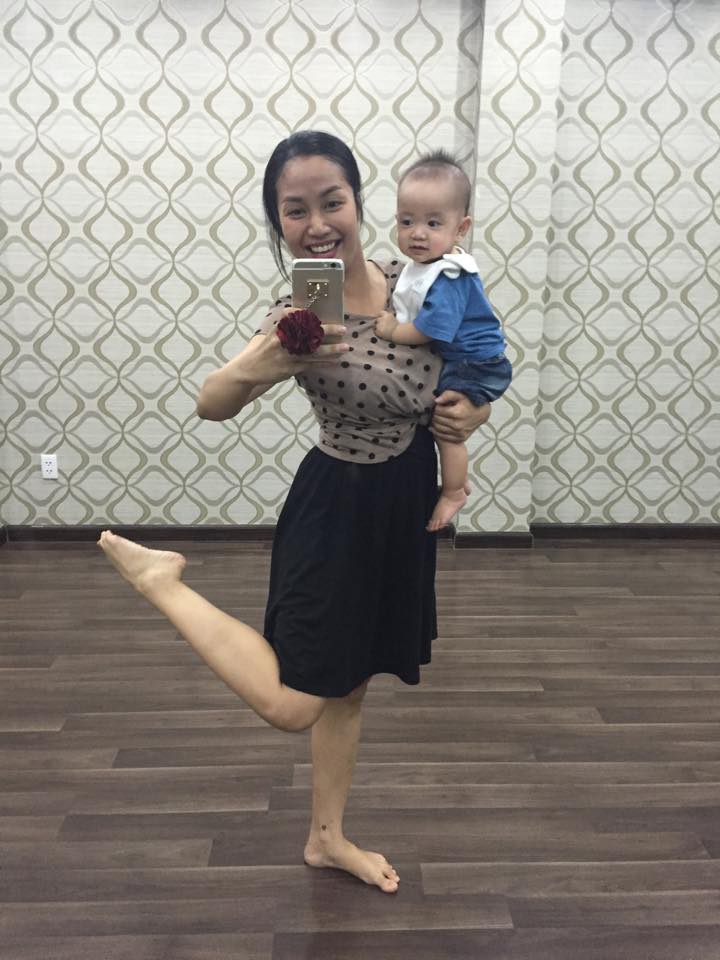 Ốc Thanh Vân tìm được người bạn nhảy mới “Tự nhiên lại có bạn nhảy mới, hihi. Mà bạn nhảy này toàn bắt người nữ bưng bê mình thôi, lạ thật”.