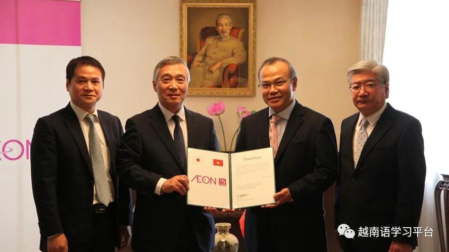 Cha luôn bên con cho dù mỗi bước đường đời mưu sinh vất vả đến nhường nào.