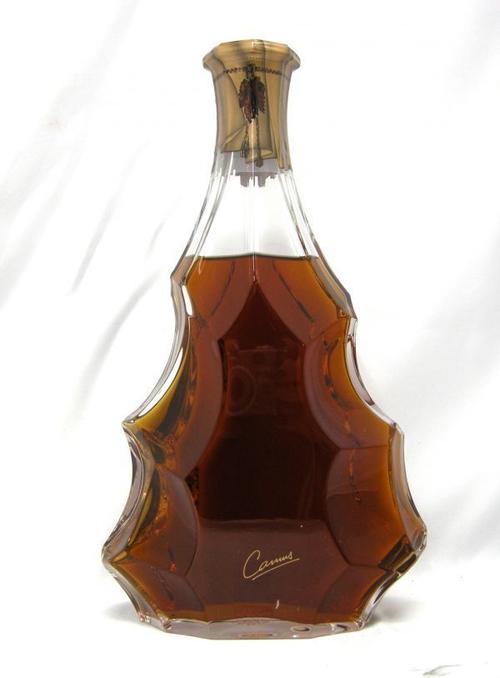 Cha gánh con gồng con trên đường.
