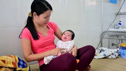 Bé trai 2 tháng tuổi bị bỏ rơi trước cổng chùa