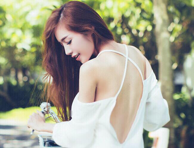 Elly Trần khoe lưng trần gợi cảm trong hình ảnh mới.
