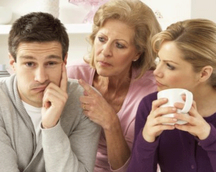 Choáng vì lần đầu ra mắt, mẹ anh mang sổ ra xem tuổi