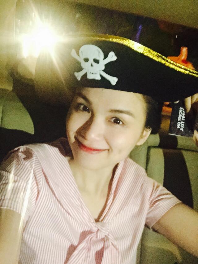 Hoa hậu Diễm Hương bày tỏ, 'Có con, với Cá ngày nào cũng như lễ tết. Bất chợt leo lên chiếc xe uber, thấy thật không khí halloween. Kẹt xe quá, Cá lấy đạo cụ trong xe, anh tài dễ thương cầm đèn cho Cá vui không khí giải ngố. Happy Halloween 2015!'.