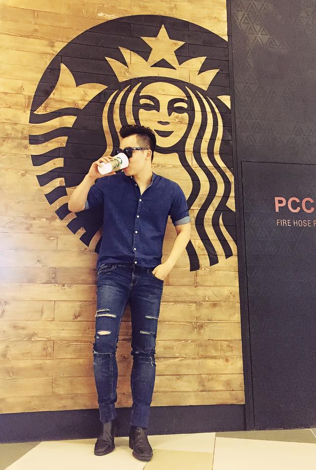 Khắc Tiệp thẳng thắn 'Chỉ sau 1 status Facebook có biến ... Follower (Lượt theo dõi) tăng 33k trong 1 ngày... Xin hãy kết thúc và chuyển sang đề tài khác !!! Còn giờ công việc chính là uống 1 ly coffee chuẩn bị lên kế hoạch cho sự kiện quốc tế lớn diễn ra vào tháng 11 tới'.