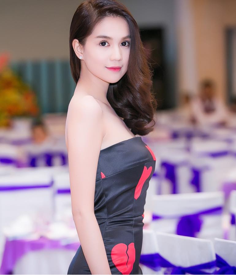 Khắc Tiệp khoe ảnh Ngọc Trinh rạng rỡ, xinh tươi. Anh viết 'Dù phải đi xe 6 tiếng đồng hồ tới Kiên Giang nhưng em vẫn cứ rạng rỡ thế này. Thích sự nữ tính đàn bà nhưng rất trẻ thơ này của em'.