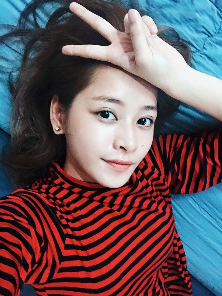 Chi Pu nhắng nhít khoe gương mặt biểu cảm.