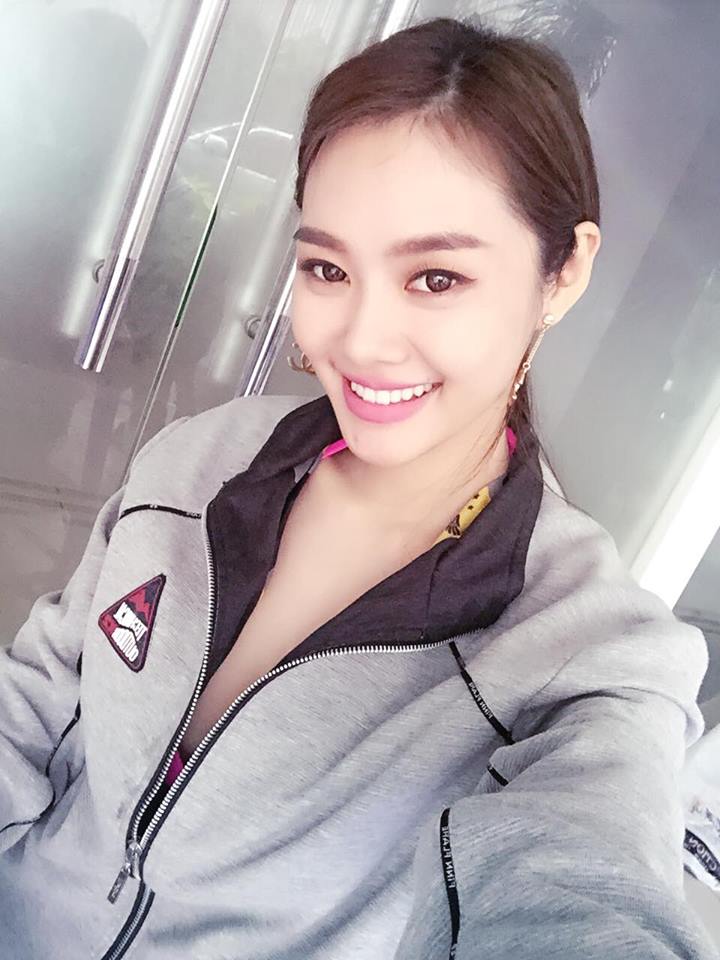 Linh Chi hờ hững khoe vòng 1 vòng cảm. Theo đó, cô thừa nhận 'Chẳng được gì chỉ được cái cười đẹp'.