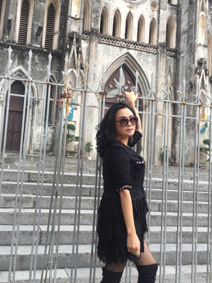 Thanh Lam 'Hà nội ...đông về !!!đượm buồn ...Gió sông hồng thổi. Áo len cài vội...vội vã dòng người ...'.