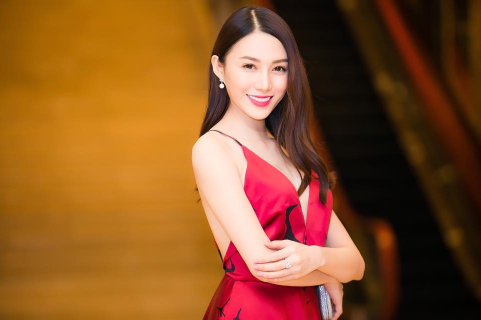 'Tình cũ Mạc Hồng Quân' cuốn hút khoe vòng 1 nóng bỏng