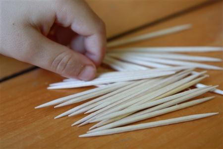 Thủng ruột vì ngậm tăm sau khi ăn