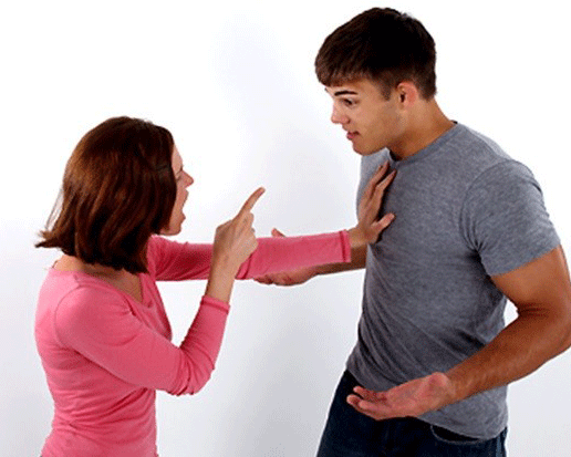 Trong lúc cãi nhau, vợ to tiếng chửi chồng là “chó chui gầm chạn”
