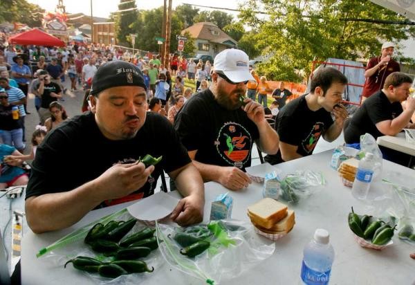 Thi ăn ớt Jalapeno(Mexico và Mỹ): Các cuộc thi ăn ớt được tổ chức ở nhiều địa điểm. Thí sinh sẽ phải ăn liên tiếp những quả ớt cay xè trong vòng vài phút. Cuộc thi thường kết thúc với những gương mặt đầy nước mắt, nước mũi. Năm 2011, Pat Bertoletti đã giành chiến thắng trong Giải vô địch ăn ớt Jalapeno sau khi nuốt hết 275 quả ớt trong 8 phút.