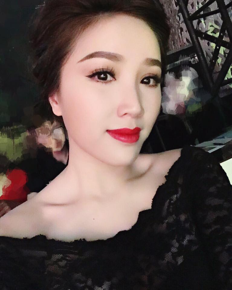 Bảo Thy tự tin khoe “chân mày cong” - nét đẹp trên gương mặt mình.
