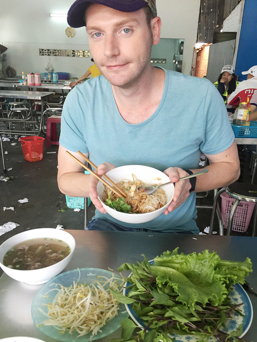 Ca sĩ Kyo York khéo léo lên tiếng về vấn đề xả rác bừa bãi tại quán ăn: 'Mời cả nhà ăn đặc sản phở khô - Gia Lai ngon tuyệt nha. Hic, ăn sẽ ngon hơn nếu mấy cái giỏ rác phía dưới phát huy tác dụng. Học thêm được câu 'Nhà sạch thì mát, bát sạch ngon cơm' '.