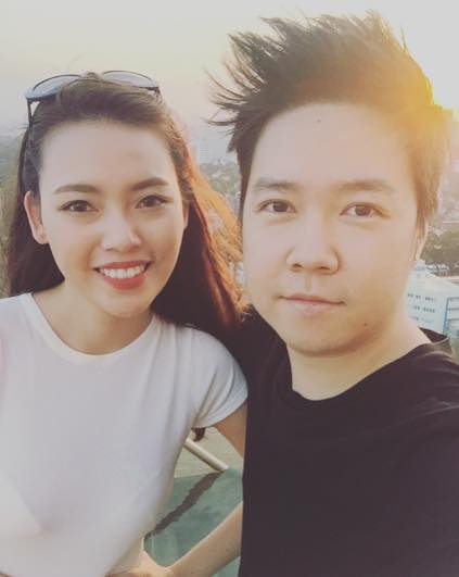 Lê Hiếu tự tin selfile cùng bạn gái kèm dòng chú thích khá dễ thương 'Hãy tận hưởng tất cả những gì nhỏ nhất trong Shbet16 chơi game trực tuyến để rồi một ngày nào đó anh nhận ra rằng điều đó thật lớn lao'.