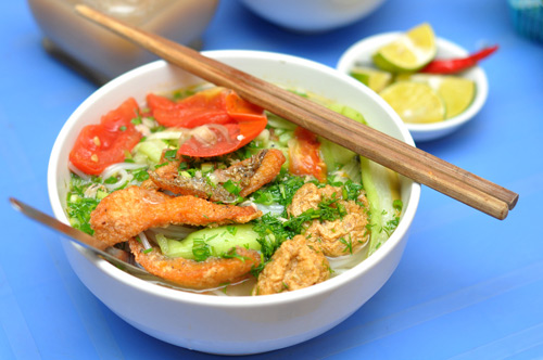 Tự làm bún cá nóng hổi