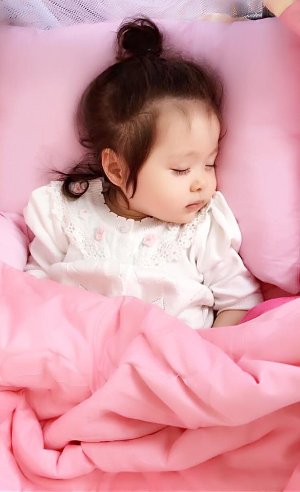 Elly Trần tiết lộ 'chiêu' để con ngủ sớm 'Mỗi lần tới giờ đi ngủ Cadie hay chạy lanh quanh chơi chứ không chịu ngủ. Vậy là mami áp dụng chiêu mới, tới giờ ngủ là mami kêu Cadie hát với dỗ mami ngủ đi. Từ hôm phải có trách nhiệm ru mami ngủ, Cadie tự hát , tự phê rồi tự ngủ sớm luôn'.