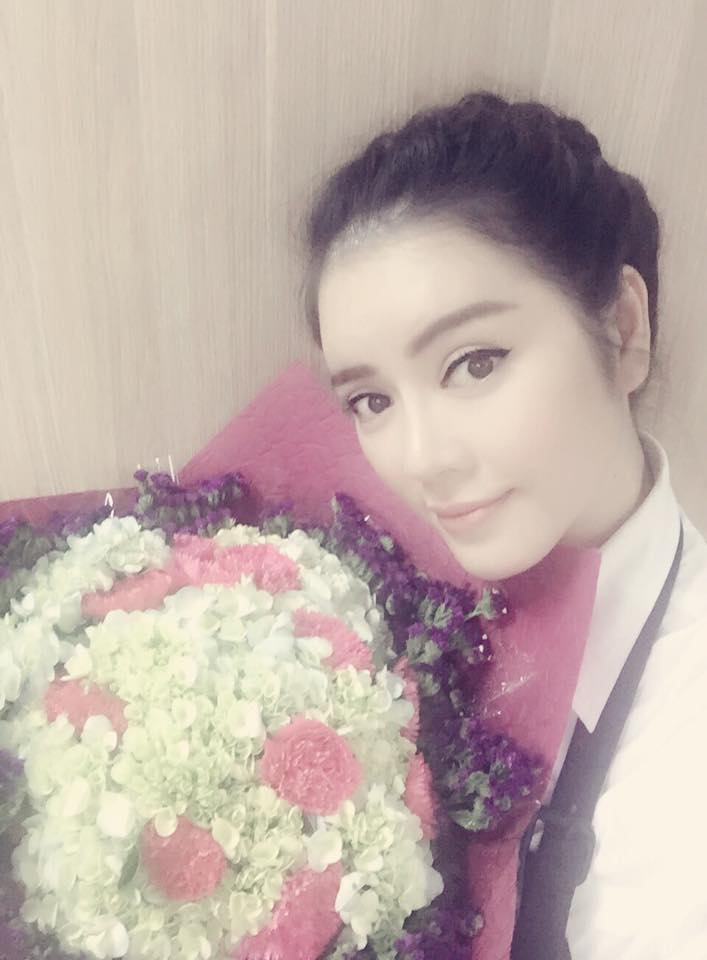 Lý Nhã Kỳ 'Hạnh phúc nhất khi Kỳ thấy mệt mỏi thì sẽ có 1 người tặng hoa ủng hộ tinh thần Kỳ. Và khi Kỳ đói bụng thì sẽ được nhân viên mua cho Kỳ những Shbet0099 cá cược trực tuyến mình yêu thích. Thấy thương nhân viên lắm , làm việc đến giờ vẫn chưa ai về hết. Các bạn đã làm nên sự thành công của Lynk show. Cám ơn và yêu các bạn'.