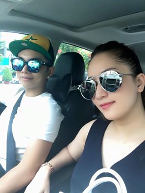 Phan Hiển 'ngậm ngùi' chia sẻ 'Sáng ra chở nàng đi công chuyện. Trưa lại làm tài xế đưa bà chủ đi làm ăn. Tối làm xe ôm cho vợ về nhà. Đêm làm bảo vệ cho hai mẹ con ngủ ngon'.