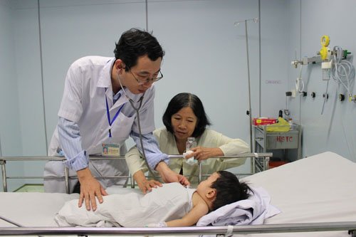 Cứu sống bé 10 tháng tuổi ngã vào xô nước gần 10 phút