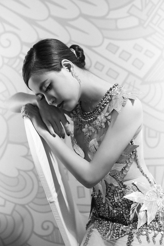 Hoàng Thùy Linh 'mơ màng' tạo dáng 'Em mơ màng bên cái ghế, hehe'.