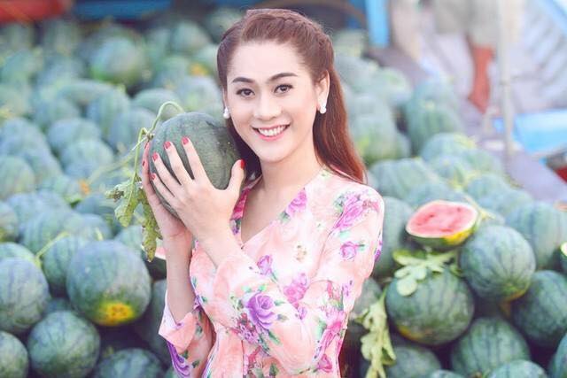Lâm Chi Khanh: 'Em là cô gái miền tây cả nhà thấy em đẹp không nào, có ai yêu em không vậy'.