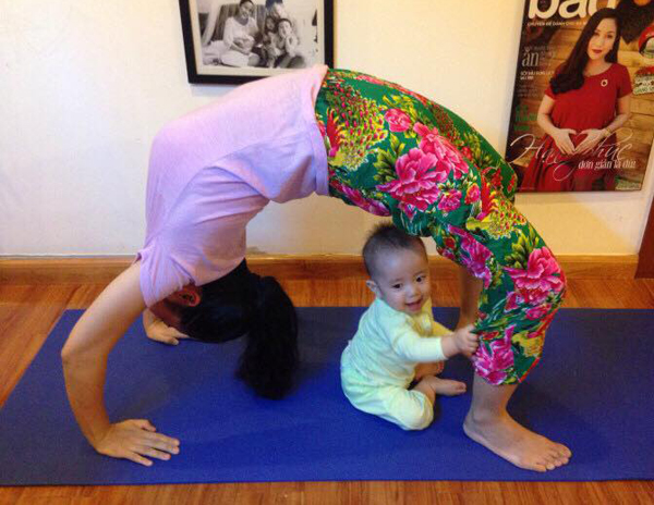 Bài tập yoga của MC Ốc Thanh Vân trở nên thú vị, hấp dẫn hơn nhờ sự 'góp vui' của con út.