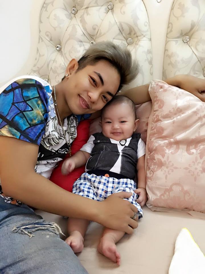 Phan Hiển đọ sắc cùng con trai Kubi và thừa nhận 'Ba xấu giai quá!'.