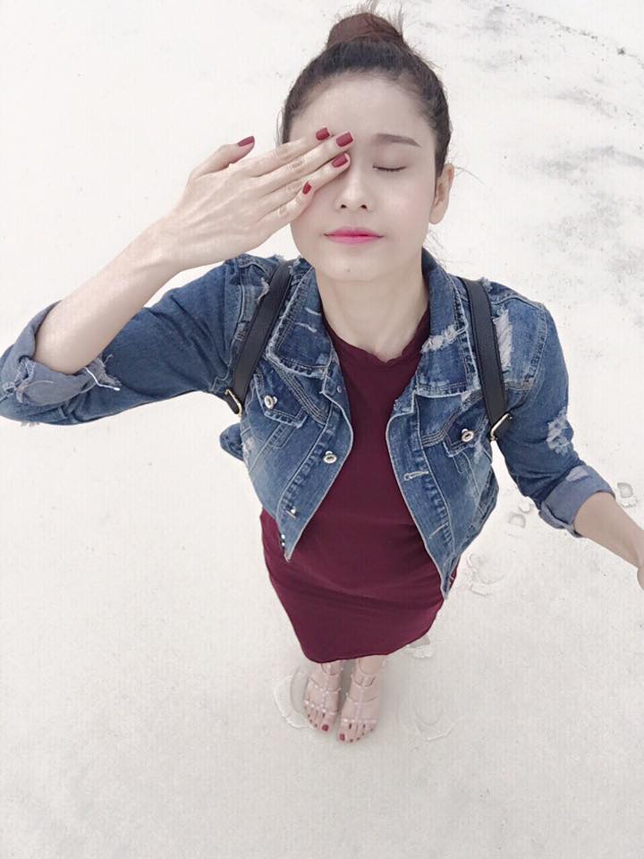 Trương Quỳnh Anh khoe ảnh selfile khá dễ thương kèm dòng chú thích 'Bình minh một mình'.