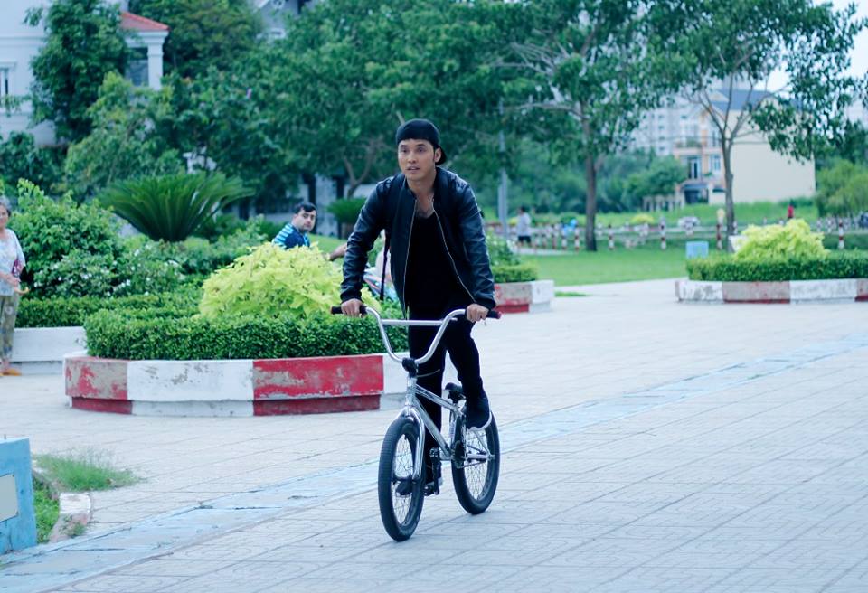 Ưng Hoàng Phúc khoe 'Siêu xe của em để dành đi hành nghề'.