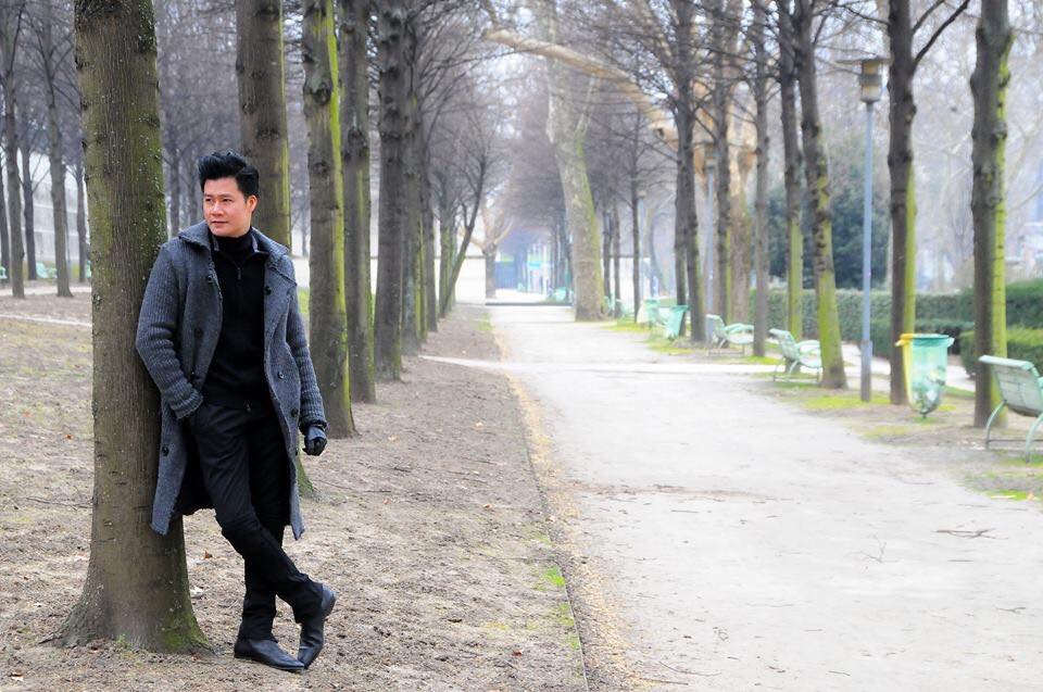 Ca sỹ Quang Dũng bảnh bao, lịch lãm 'Nhớ mùa thu Paris..!'.