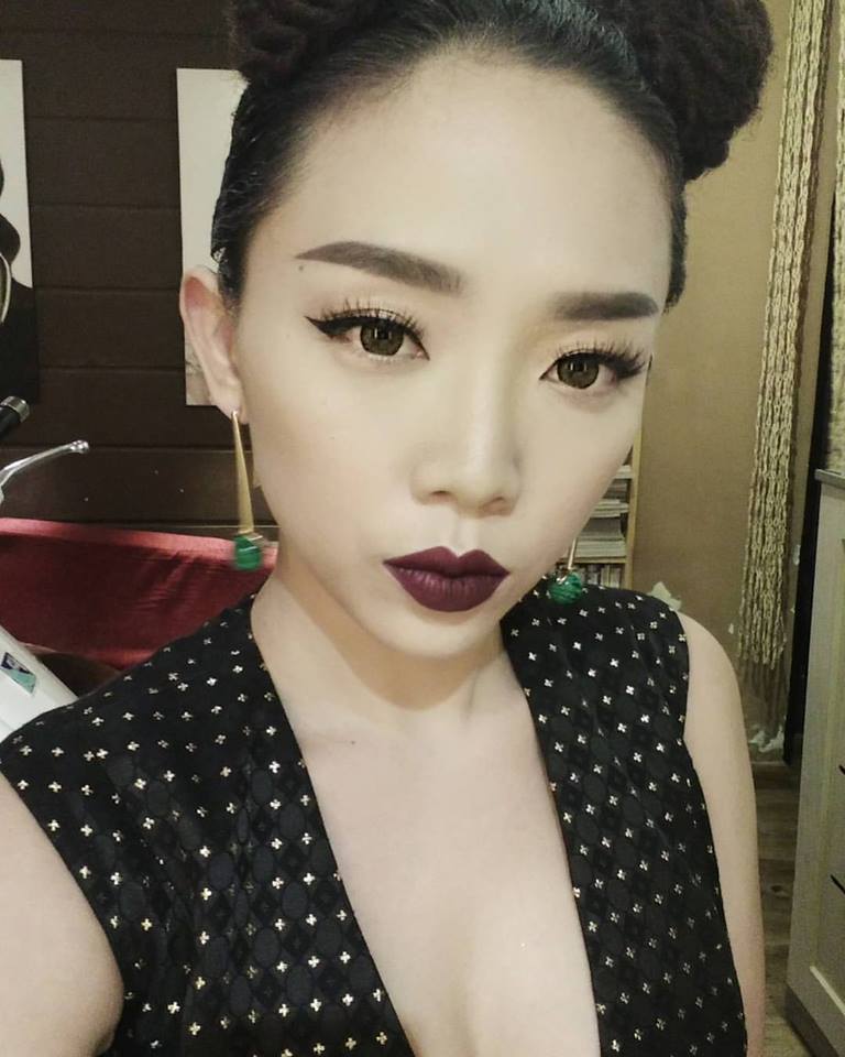 Tóc Tiên khoe gương mặt sắc lạnh cùng bờ môi hững hờ, gợi cảm.