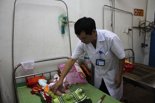 Bé trai 15 ngày tuổi suýt chết vì mẹ không làm vệ sinh rốn