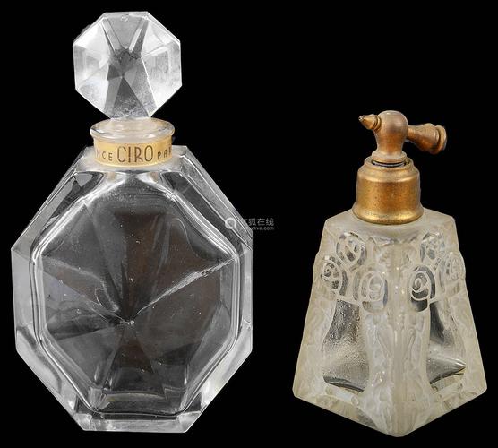 Cù Lao Câu được bao quanh bởi hàng vạn khối đá có nhiều hình thù và màu sắc khác nhau, trông như một công viên điêu khắc.