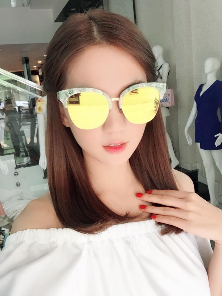Ngọc Trinh tự tin khoe gương mặt xinh với 'quả kính độc'.