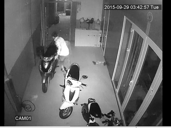 Trộm ngang nhiên phá khóa cửa rồi bẻ khóa xe SH ở Sài Gòn