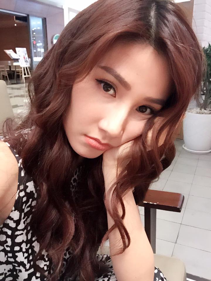 Diễm My 'Cả nhà ơi tối nay ăn gì này? My khó nghĩ quá'.