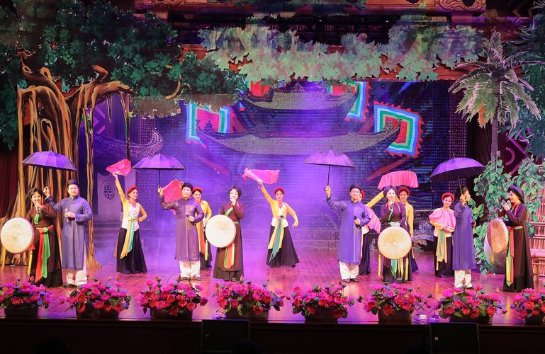 Buổi tối du khách có thể ngồi bên bờ biển nghe tiếng sóng vỗ và thưởng thức hải sản.