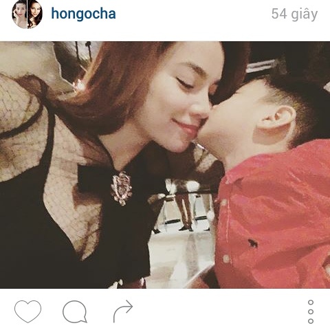 Hồ Ngọc Hà được 'trai trẻ' hôn khá tình cảm.