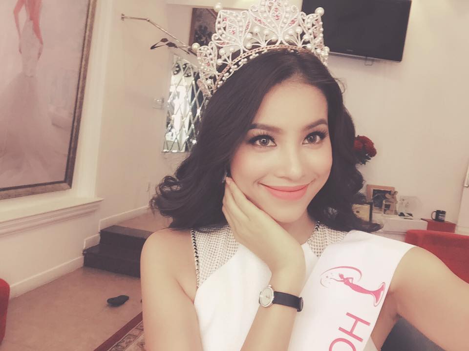 Phạm Hương khoe vương miện giá trị kèm lời chúc 'Một ngày mới an lành nhé cả nhà..'.