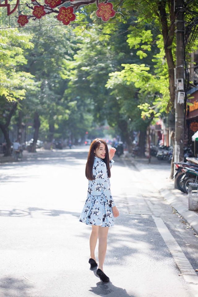 Nhã Phương xì tin, tạo dáng bước đi trên phố trong một ngày nắng đẹp.