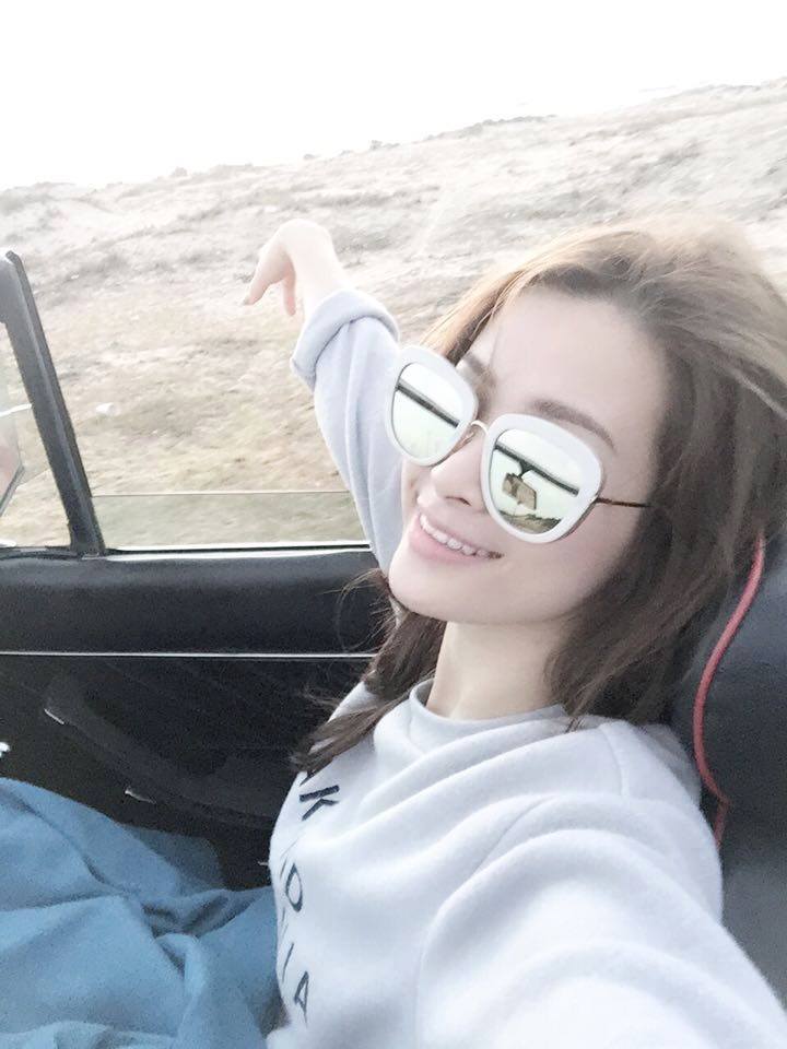 Đông Nhi thích thú khi được 'bạn ý đưa đi chơi'.